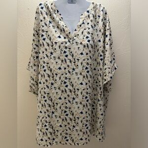 NWOT BloomChic  V-neck blouse in cream & floral pattern, size 26.